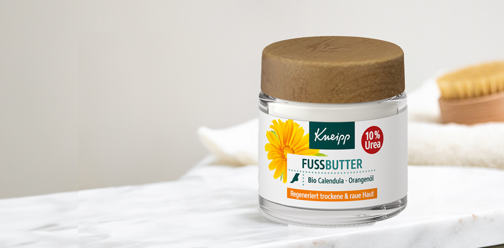 Sklenice s kr&eacute;mem na nohy zbl&iacute;zka